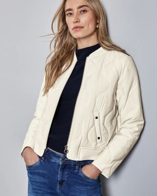 Nové jarní bundičky od Cecil a Street One jsou tu! 🌸 Vyber si tu pravou pro tebe – lehké, stylové a pohodlné kousky na...